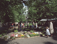 115676 Gezicht op het Janskerkhof te Utrecht, tijdens de zaterdagse bloemenmarkt.
